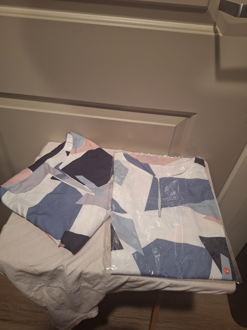 Women's Geometric Print Crew Neck Shirt - Blue & Pink